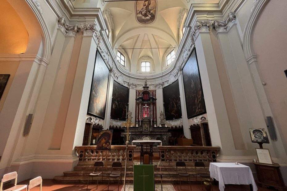 Pieve San Donato - Veduta della chiesa all'interno - altare