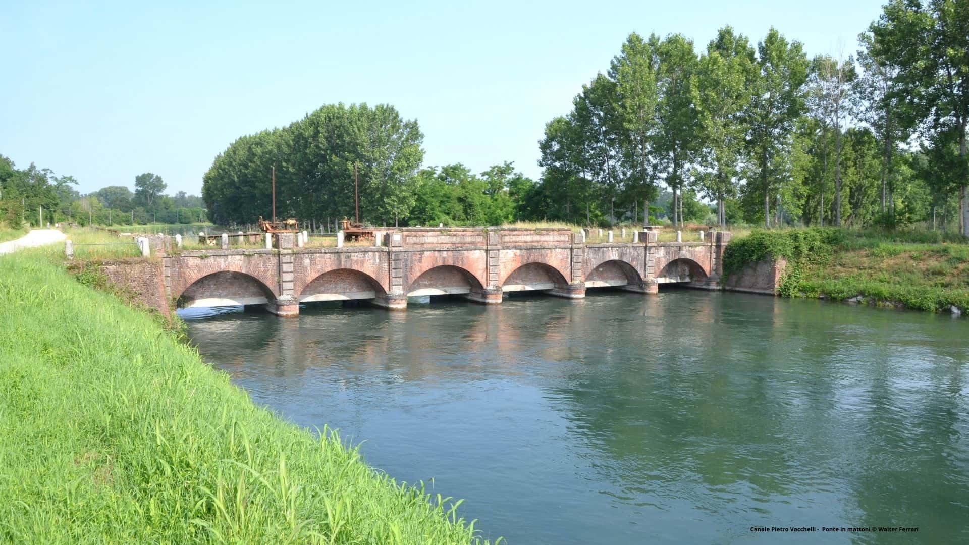 Canale Pietro Vacchelli - Ponte in mattoni © Walter Ferrari