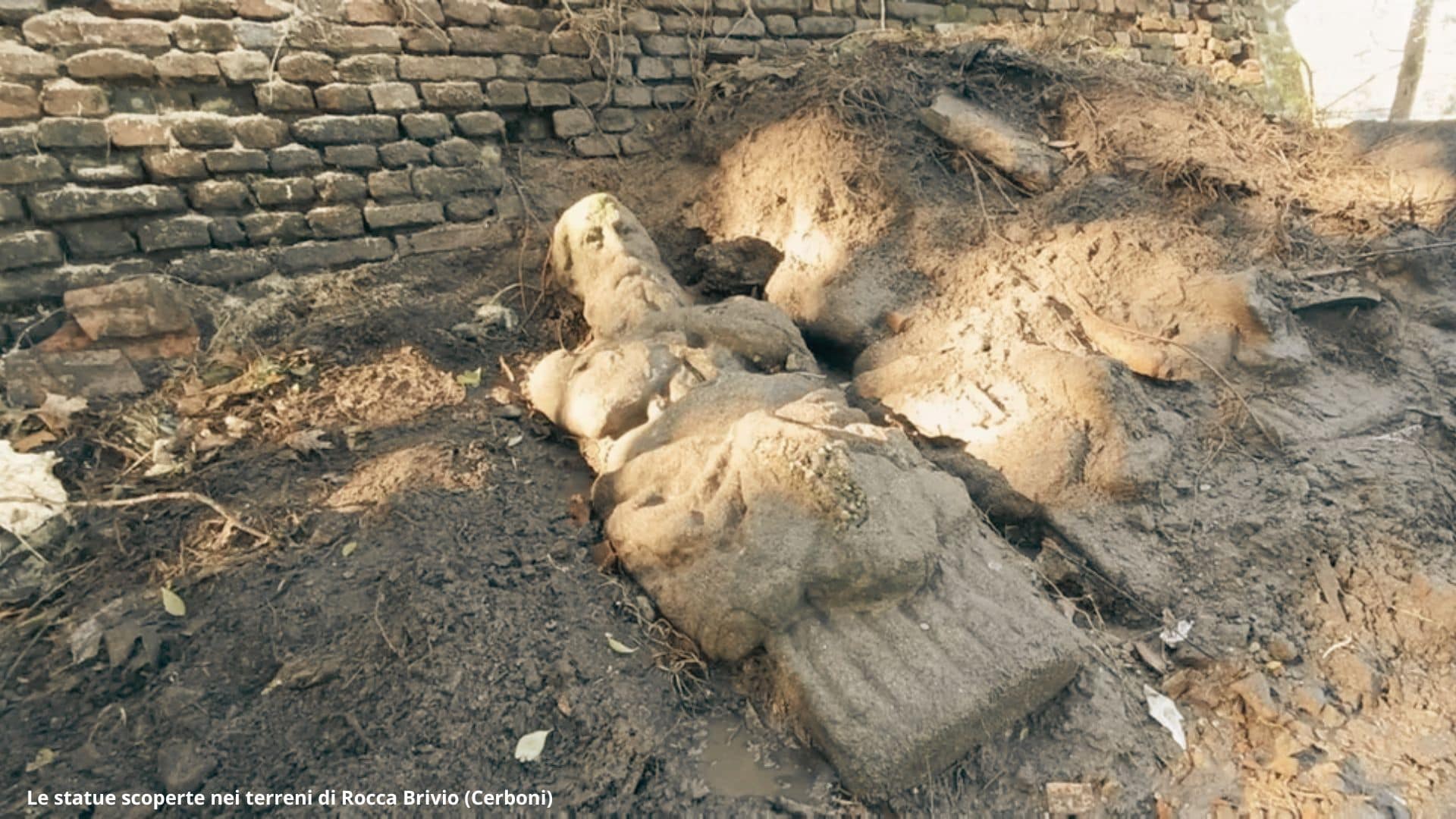 giganti di pietra, noti come "telamoni" o "omenoni", sono emersi dall'oscurità del terreno che li ha celati per anni.